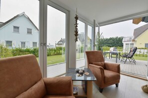 Wintergarten mit angrenzender Terrasse