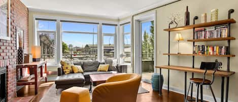 Living Room View is Seattle's Waterfront,  Aquarium, Ferris Wheel & Stadiums! 