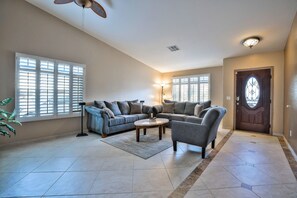 Enjoy the spacious and relaxing   living room!