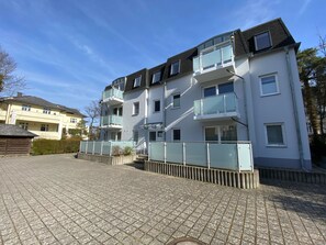 Haus Nemo, Parkplatz am Haus