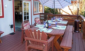 Outdoor dining on the deck.