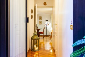 Cerca de la entrada está la puerta (a la derecha) para ir al segundo dormitorio