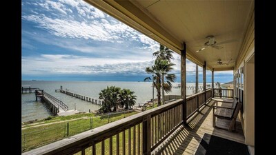 Waterfront Property with a 300ft Pier w/ Fishing Lights