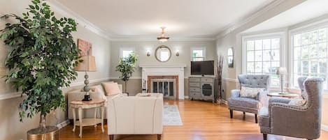 1939 Vintage Living Room | Minutes to Linfield | 5 Blocks to Third Street