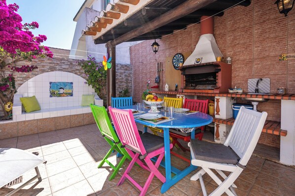 quintal com zona refeição e barbeque