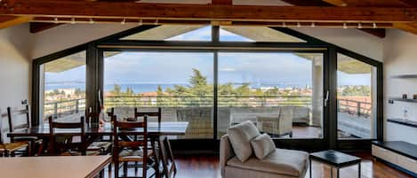 Living room with a wonderful panoramic view of Lake Garda