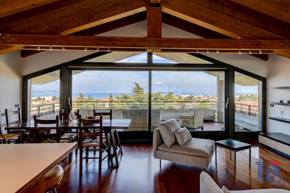Living room with a wonderful panoramic view of Lake Garda