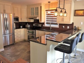 Cuisine complètement équipée avec une vue sur le lac.
Kitchen fully equipped with lake view