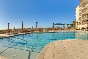 Community Amenities | Outdoor Pool