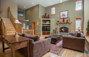 Amazing living space, high ceilings & super clean