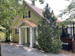 Circular driveway and no steps into house