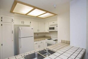 Well lit kitchen, fully equipped.