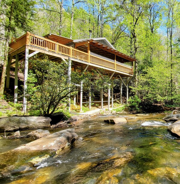 Most Unique Creekside Setting in North Georgia!