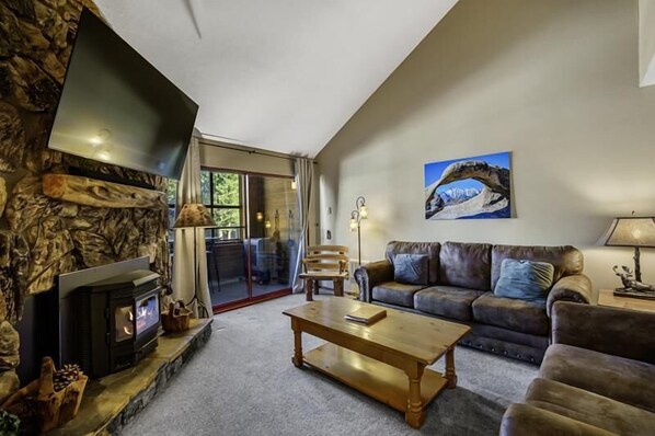 Welcome to Aspen Creek 318, a cozy 1-bed, 1-bath