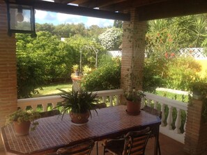 LA MESA CON MAS DE 2 METROS DE ENVERGADURA PARA LA COMIDA DE TODA LA FAMILIA.