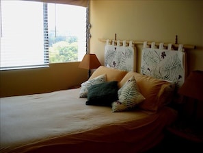Kapiolani Park view from window. Comfy queen bed with clean quality linens. 