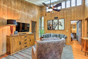 Living Room | Flat-Screen TV w/ Cable | Free WiFi