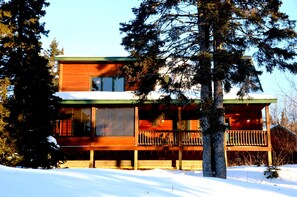 Prime Lutsen location1 mile to the ski hills, 1/2 a mile to Lake Superior!