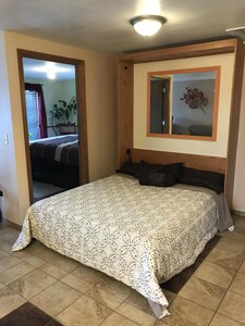 Insta-worthy Apt w/King Bed Master, Hottub & AC Slps 6 near Flathead Lake ! 