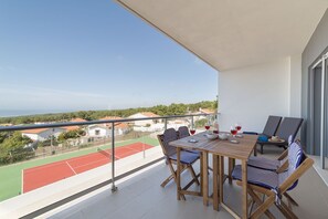 Holiday apartment with 2 bedrooms and two bathrooms, equipped kitchen, wi-fi and cable channels. Has access to a shared swimming pool and a parking space for 1 car. 
This apartament is located in Sítio da Nazaré where you can access the beach through the famous lift.