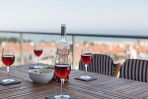 Holiday apartment with 2 bedrooms and two bathrooms, equipped kitchen, wi-fi and cable channels. Has access to a shared swimming pool and a parking space for 1 car. 
This apartament is located in Sítio da Nazaré where you can access the beach through the famous lift.