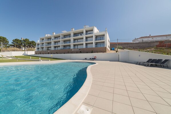 Holiday apartment with 2 bedrooms and two bathrooms, equipped kitchen, wi-fi and cable channels. Has access to a shared swimming pool and a parking space for 1 car. 
This apartament is located in Sítio da Nazaré where you can access the beach through the famous lift.