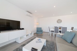 Holiday apartment with 2 bedrooms and two bathrooms, equipped kitchen, wi-fi and cable channels. Has access to a shared swimming pool and a parking space for 1 car. 
This apartament is located in Sítio da Nazaré where you can access the beach through the famous lift.