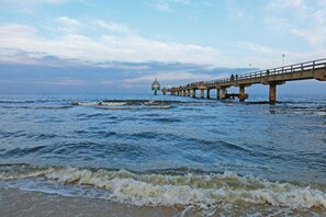 Die Zinnowitzer Seebrücke mit der Tauchgondel
