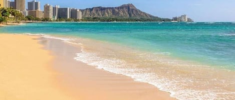 Short walk through the park to the best beach in Waikiki