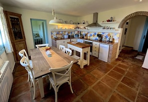 Fully equipped kitchen with dining area