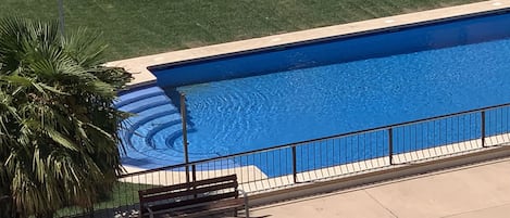 piscina de la comunidad abierta durante los meses de verano
