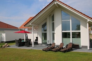 Terrasse mit Grill, Essgruppe für 8 Personen und Sonnenliegen