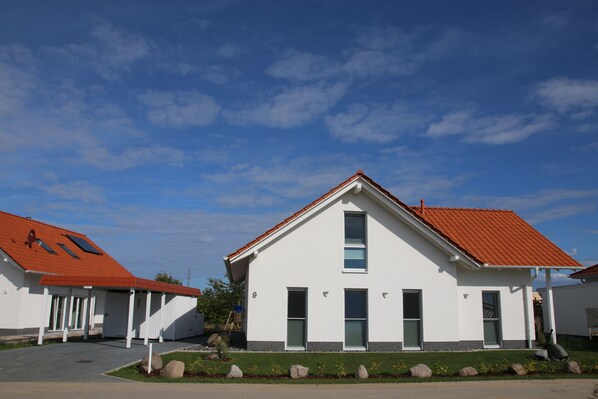 Frontansicht mit Carport
