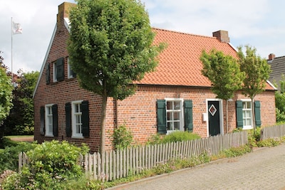 Romántica casa frisona en la costa frisia oriental