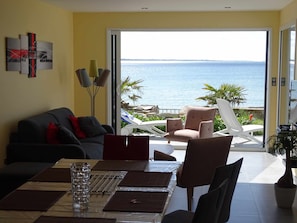 Repas en intérieur face à la mer