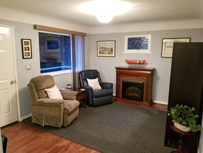 Family Room w/ Massage Recliner & Fireplace - Relax in Comfort!