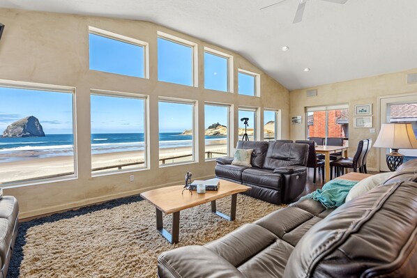 Amazing view, leather couches that recline and accommodate USB phone charger