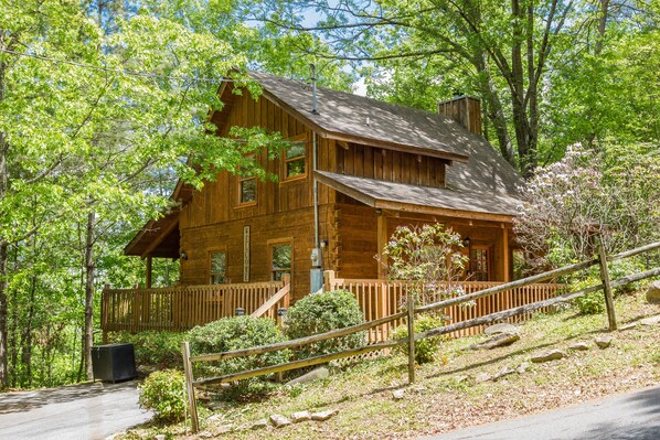 Private. Secluded Log Cabin  1 Mile Parkway 3 Miles Dollywood 