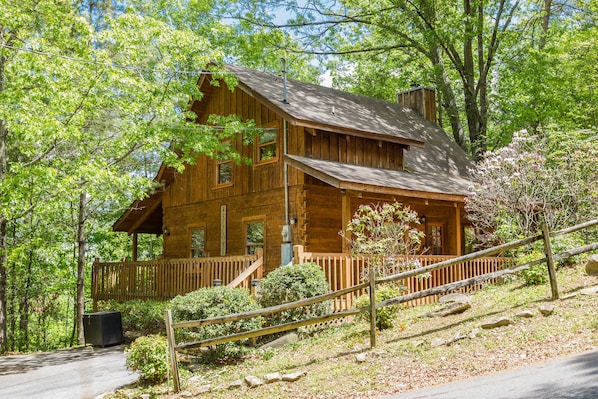 Private. Secluded Log Cabin  1 Mile Parkway 3 Miles Dollywood 