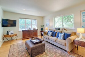 Living Room | Central Heating | Free WiFi