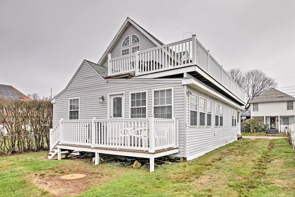Run away to Old Lyme and stay at this vacation rental apartment!
