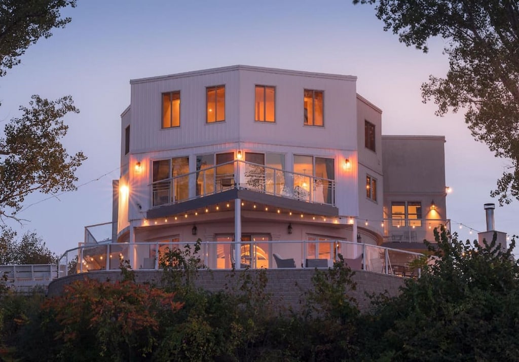 Beachfront Villa + Addition, Skyline views, Hot Tubs, Luxury Smart Home