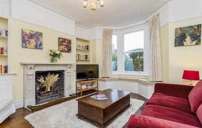 Beautiful Apartment in the Heart of Historic Kew Gardens!