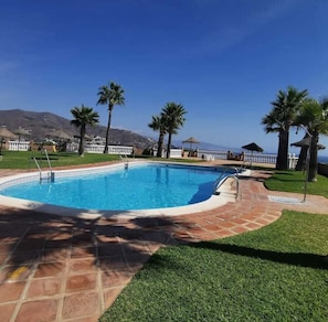 Piscina comunitaria al aire libre(sin cloro).
Con unas vistas espectaculares.