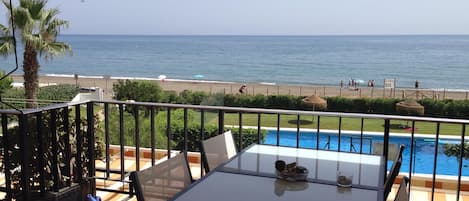 Vista desde terraza, piscina comunitaria de agua salada (pozo), pista de tenis. 