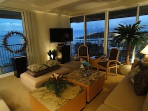 Living room. Stunning sunsets, Black Rock, Kaanapali Beach, Lanai & Molokai.