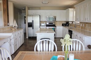 Fridge, stove - got what you need !