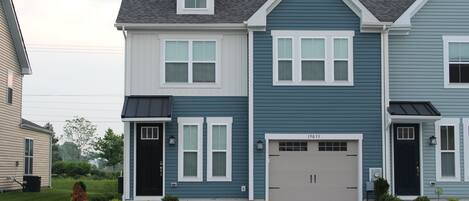 End unit townhome with 2 car driveway