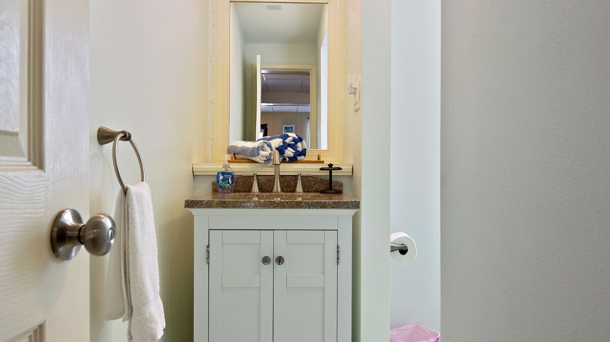 Just minute from the Sand And Sun, gas Grille/ Pets are allowed W/fee