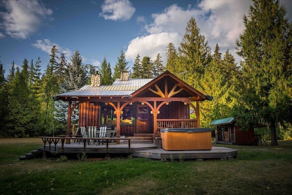 This private, finely crafted wood cabin, is a short stroll from the beaches of Lake Duncan. Spacious deck with cedar wood hot tub surrounding by a forest meadow.